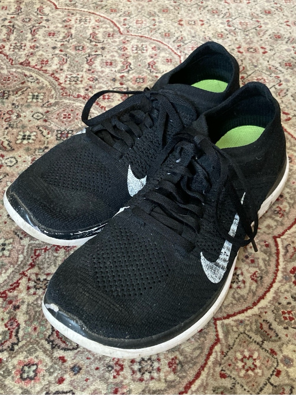 Nike Free Run Flyknit4.0 black sneakers 
Women’s 9